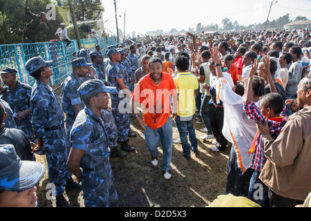 ADDIS ABEBA, Ethiopie- 19 janvier : de l'eau Saint pulvérisé sur des milliers de personnes qui fréquentent les célébrations de l'Epiphanie, Timket, commémorant le baptême de Jésus dans la rivière de Jordanie, le 19 janvier 2013 à Addis-Abeba. Banque D'Images