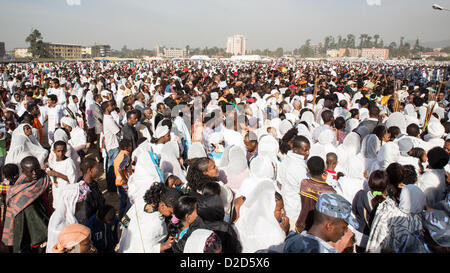 ADDIS ABEBA, Ethiopie- 19 janvier : une grande foule de personnes assistant à des célébrations de l'Epiphanie, Timket, commémorant le baptême de Jésus dans la rivière de Jordanie, le 19 janvier 2013 à Addis-Abeba. Banque D'Images