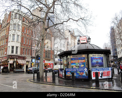 Stand touristique, Charing Cross Road, London, England Banque D'Images