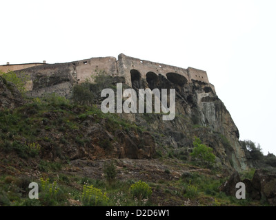 Un bâtiment monumental sur un rocher à corte en corse Banque D'Images