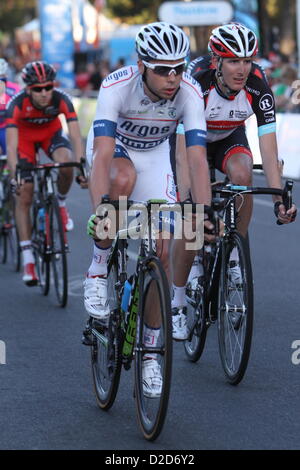 Yann Huguet de Team Argos-Shimano accomplit de Andy Schleck avant de Radioshack Leopard Trek pendant la Santos Tour Down Under People's Choice Classic à Adélaïde, dimanche 20 janvier 2013. Banque D'Images