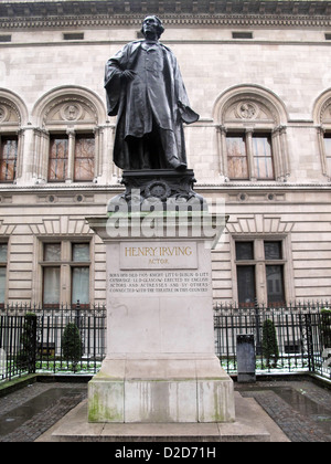 Statue de l'acteur Henry Irving en dehors de la National Portrait Gallery, Londres, Angleterre Banque D'Images