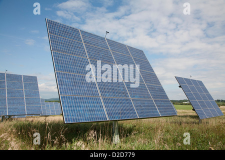 Des panneaux solaires dans un champ Banque D'Images