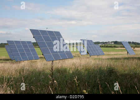 Des panneaux solaires dans un champ Banque D'Images