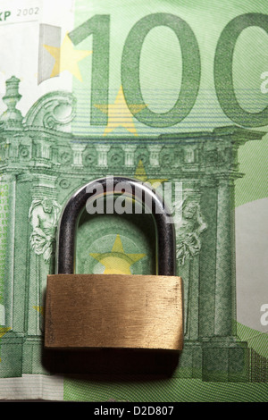 Un cadenas de droit de construire sur 100 euro note Banque D'Images