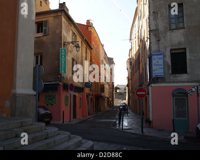 Maisons colorées dans une petite rue à Ajaccio en Corse Banque D'Images