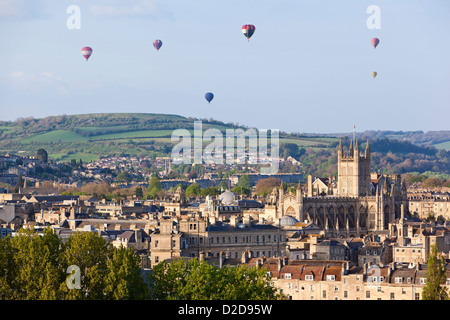 Montgolfières survolant la ville de Bath en Angleterre, Royaume-Uni. Banque D'Images