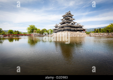 Matsumoto, JAPON - 13 mai 2012 : grand angle de visualisation du Château de Matsumoto avec elle est noire et blanche en bois et murs en blocs de pierre de garder Banque D'Images