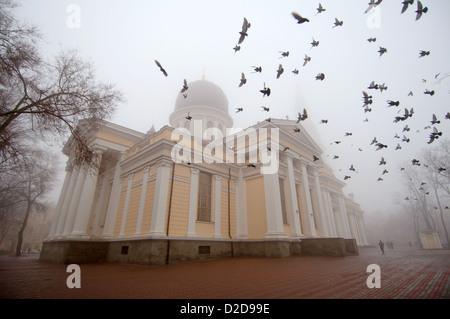 Cathédrale Orthodoxe d'Odessa ou Cathédrale Spaso-preobrajensky dans un brouillard, Odessa, Ukraine, Europe Banque D'Images