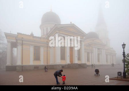 Cathédrale Orthodoxe d'Odessa ou Cathédrale Spaso-preobrajensky dans un brouillard, Odessa, Ukraine, Europe Banque D'Images