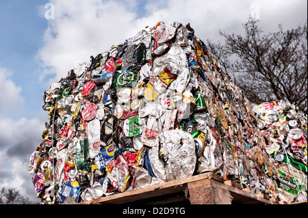 L'aluminium (aluminium) emballage écrasé et mis en balles sur des palettes pour le recyclage Banque D'Images