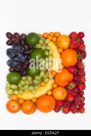 Divers fruits disposés en forme de square Banque D'Images