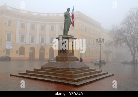 Gouverneur d'Odessa Monument - Le Duc de Richelieu (Armand Emmanuel Sophie de Vignerot du Plessis Septimanie) dans le brouillard, Odessa, Ukraine Banque D'Images