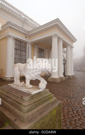 White Lion sculpture & Palais du Prince Mikhaïl Semionovitch Vorontsov, dans un brouillard. Odessa, Ukraine, Europe de l'Est, de l'Europe Banque D'Images
