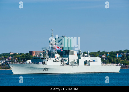 Le NCSM VILLE DE QUÉBEC (FFH 332) dans le port de Halifax, Nouvelle-Écosse, Canada. Banque D'Images