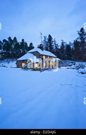 Carte de Noël image d'un lac de montagne dans la nuit avec toutes les lumières sur les pistes et dans la neige Banque D'Images