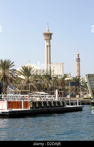 Taxi de l'eau quai et grande mosquée en arrière-plan à Bur Dubai, Dubai Creek, Emirats Arabes Unis Banque D'Images