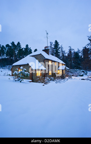 Carte de Noël image d'un lac de montagne dans la nuit avec toutes les lumières sur les pistes et dans la neige Banque D'Images