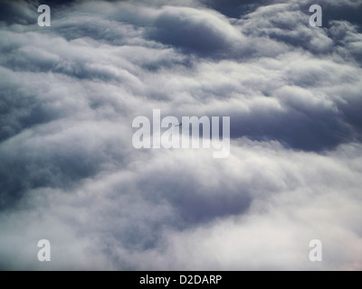 Vue des pilotes au-dessus des nuages, avec un petit avion sur un vol en face des cours ci-dessous, tourné sur le Shropshire, Angleterre Banque D'Images