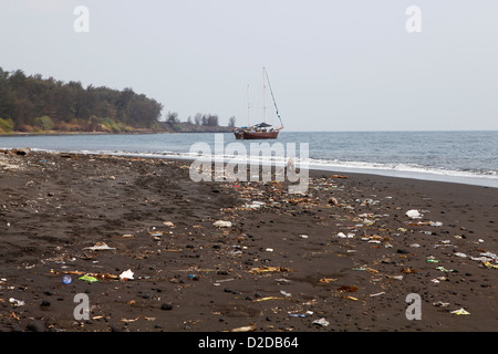 Déchets échoués sur la plage de l'Île de Krakatoa, en Indonésie Banque D'Images