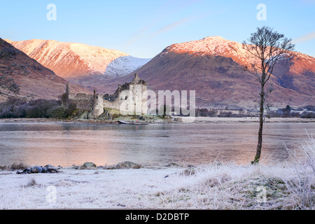 Vue sur Loch Awe de Kilchurn Castle de Trossachs et le Loch Lomond Park, ARGYLL & BUTE sur un matin d'hiver glacial Banque D'Images