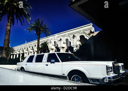 1976 Lincoln Stretched limousine garée à l'original Casino Aladdin Las Vegas Nevada en 1977 Banque D'Images