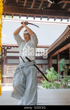 Le Japon, Honshu, Tokyo, Kanto, sanctuaire de Yasukuni, Arts Martiaux Swordsmanship Show Banque D'Images