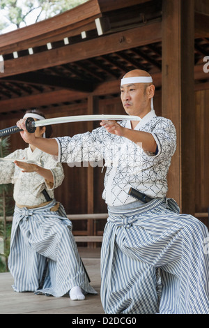 Le Japon, Honshu, Tokyo, Kanto, sanctuaire de Yasukuni, Arts Martiaux Swordsmanship Show Banque D'Images