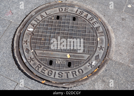 Couvercle de trou d'homme à Madrid, Espagne, marquée Canal de Isabel II Banque D'Images
