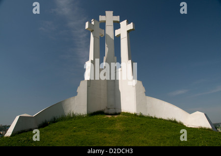 Le monument de la colline des trois croix en pierre blanche est un point de repère important en haut d'une petite colline dans le parc Kalnai de Vilnius en Lituanie, Banque D'Images