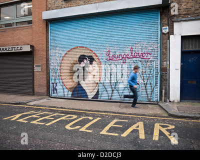 Street art sur un magasin en obturation Redchurch Street, Londres par l'artiste Jimmy C Banque D'Images