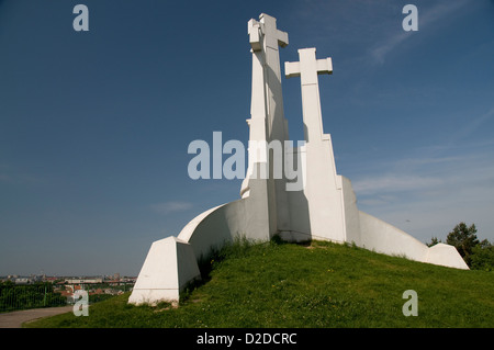 Le monument de la colline des trois croix en pierre blanche est un point de repère important en haut d'une petite colline dans le parc Kalnai de Vilnius en Lituanie, Banque D'Images