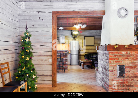 Avant la nouvelle année n'était qu'un minute concept. Country home en prévision de l'intérieur de l'image. Un sapin décoré Banque D'Images