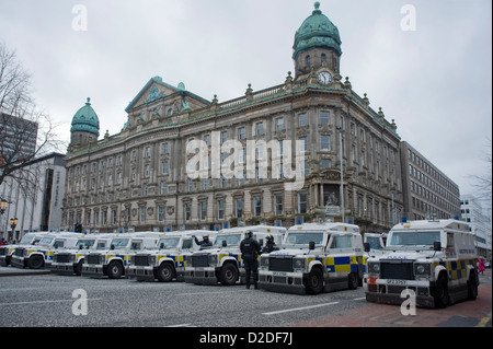 Landrovers Police forment un cordon au cours de la protestation du drapeau à l'Hôtel de ville de Belfast. Banque D'Images