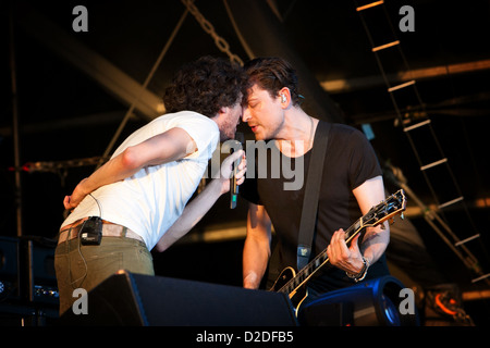 SNOW PATROL Gary Lightbody Nathan Connolly (R) sur la scène du V Festival UK Essex Banque D'Images