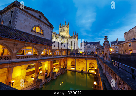 Bain romain et l'abbaye de Bath la nuit, Bath, Royaume-Uni. Flou au niveau des visiteurs grâce à une longue exposition. Banque D'Images