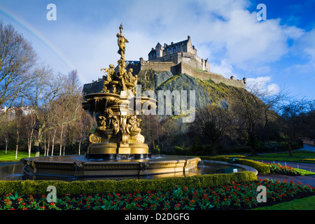 Ross fontaine dans les jardins de Princes Street, avec le Château d'Édimbourg sur la colline derrière. Banque D'Images