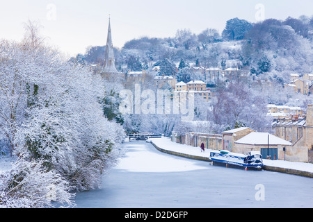 Scène d'hiver avec un canal gelé recouvert de neige, à Bath, en Angleterre. Banque D'Images