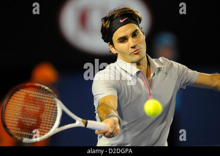 Melbourne, Australie. Jan 21, 2013. La Suisse de Roger Federer renvoie une tourné contre Milos Raonic le huitième jour de l'Open d'Australie de Melbourne Park. Banque D'Images