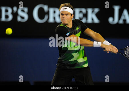 Melbourne, Australie. Jan 21, 2013. Milos Raonic du Canada renvoie un shot à Roger Federer le huitième jour de l'Open d'Australie de Melbourne Park. Banque D'Images