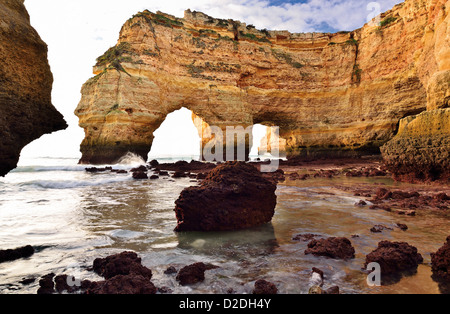 Le Portugal, l'Algarve : calcaire arcs avec marée descendante à plage de Praia da Marinha Banque D'Images