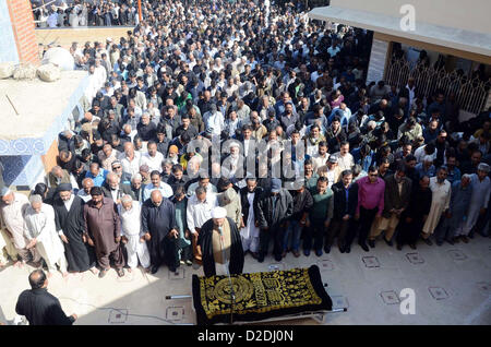 Les gens offrent la prière funéraire de célèbre chanteur pakistanais Mehnaz Begum, qui est décédé à l'âge de 54 ans à Bahreïn, à Incholi Imambargah à Karachi le lundi, Janvier 21, 2013 Banque D'Images