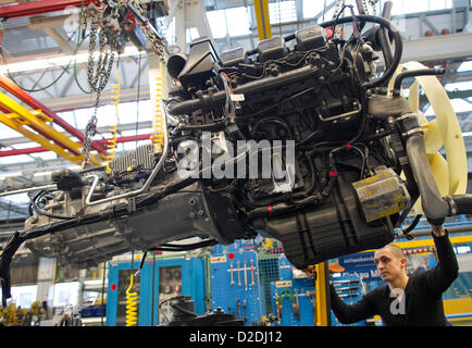 Un employé est d'installer le moteur d'un camion, le 8 février 2012, à l'usine Mercedes Benz de Wörth. Banque D'Images
