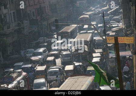 Un grand nombre de véhicules bloqués dans embouteillage à Karachi Pakistan Chowk, le lundi, Janvier 21, 2013. Banque D'Images