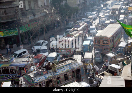 Un grand nombre de véhicules bloqués dans embouteillage à Karachi Pakistan Chowk, le lundi, Janvier 21, 2013 Banque D'Images