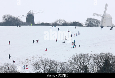 La famille profiter de la neige, de la luge par Jack et Jill éoliennes sur le sud jusqu'à Clayton. Banque D'Images