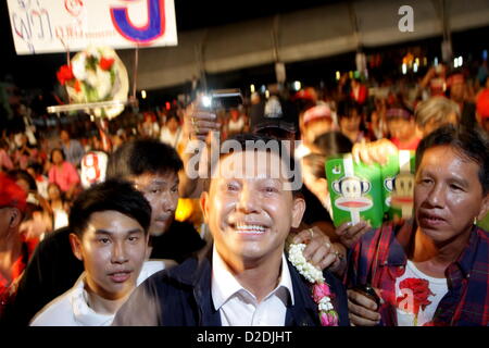 21Th Jan 2013 , Bangkok , Thaïlande. Un Pongsapat Pongcharoen Pol Gen Pheu Thai membre durant sa campagne à la poursuite de l'Administration métropolitaine de Bangkok . Dix-huit candidats inscrits à l'Administration métropolitaine de Bangkok avant les heures de bureau et de continuer leur campagne électorale jusqu'au 3 mars . Le dernier jour d'enregistrement de candidature est Jan 25. Banque D'Images