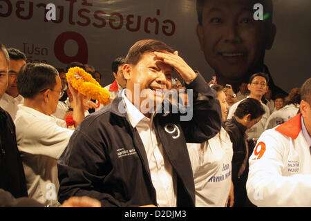 21Th Jan 2013 , Bangkok , Thaïlande. Un Pongsapat Pongcharoen Pol Gen Pheu Thai membre durant sa campagne à la poursuite de l'Administration métropolitaine de Bangkok . Dix-huit candidats inscrits à l'Administration métropolitaine de Bangkok avant les heures de bureau et de continuer leur campagne électorale jusqu'au 3 mars . Le dernier jour d'enregistrement de candidature est Jan 25. Banque D'Images