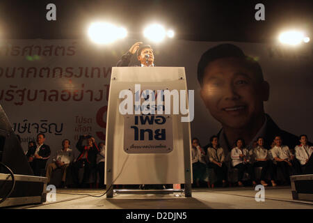 21Th Jan 2013 , Bangkok , Thaïlande. Un Pongsapat Pongcharoen Pol Gen Pheu Thai membre durant sa campagne continue sur la scène à l'Administration métropolitaine de Bangkok . Dix-huit candidats inscrits à l'Administration métropolitaine de Bangkok avant les heures de bureau et de continuer leur campagne électorale jusqu'au 3 mars . Le dernier jour d'enregistrement de candidature est Jan 25. Banque D'Images