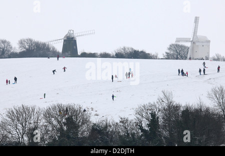 La famille profiter de la neige, de la luge par Jack et Jill éoliennes sur le sud jusqu'à Clayton. Banque D'Images